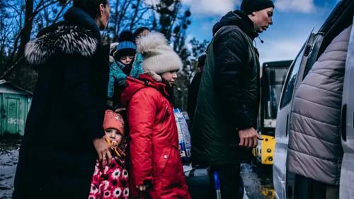 Rússia mantém milhares de crianças ucranianas em campos de reeducação, aponta estudo