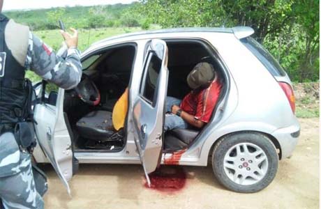 Homem não identificado é encontrado crivado a tiros dentro de carro em Água Branca