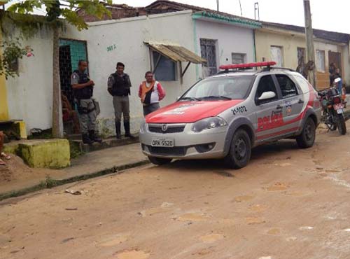 Mulher é assassinada com diversos tiros dentro de sua própria residência 