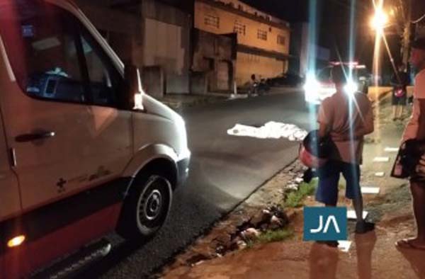 Homem é assassinado a facadas e tem corpo arrastado para a rua em Arapiraca