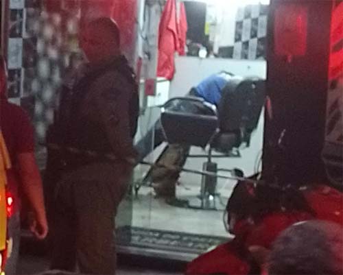 Homem é morto a tiros na cabeça dentro de barbearia na parte alta de Maceió