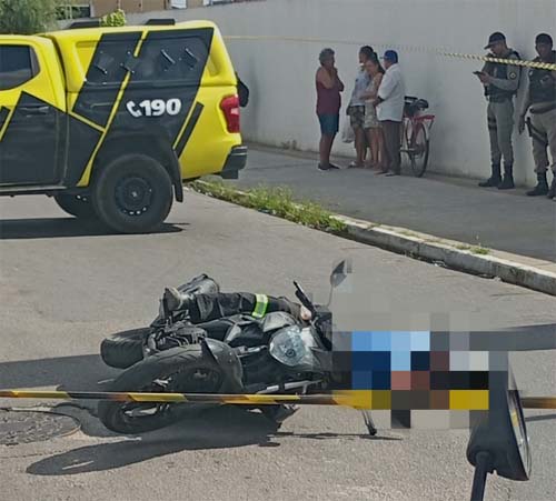 Homem baleado por assaltantes enquanto viajava de moto em Maceió é morto na rua