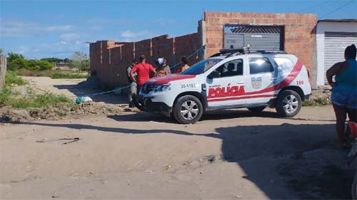 Jovem é assassinado a tiros por falsos policiais durante a madrugada