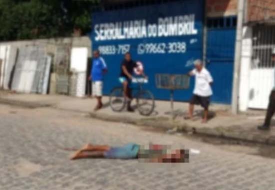 Adolescente é surpreendido por criminosos e morto a tiros em Maceió