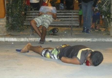 Dupla é executada a tiros em praça pública na cidade de Arapiraca