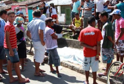 Jovem é assassinado a tiros durante assalto em Cajueiro 