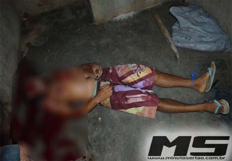 Homem é assassinado com vários tiros dentro da residência do avô em Inhapi