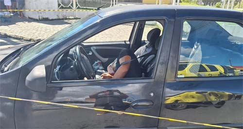 Homem é assassinado com tiro no pescoço dentro de carro no Jacintinho