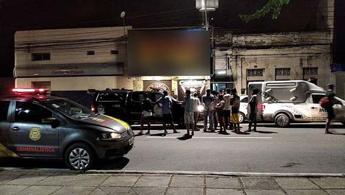  jovem é assassinado a tiros dentro do carro no Centro de Maceió