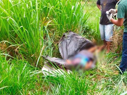 Jovem é assassinado a golpes de machado e criminosos ironizam: “bora fazer um churrasquinho”