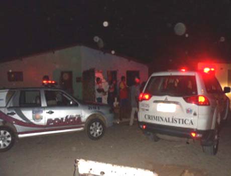 Homem é morto tiros na porta de casa em Maribondo