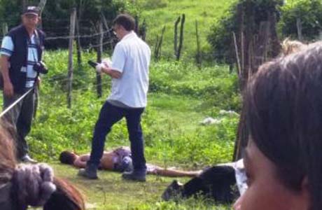  Tio e sobrinho são arrastados para fora de casa e executados na rua