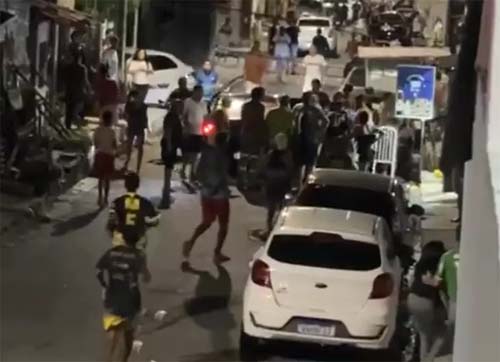 Homem que atuava como motorista de aplicativo morre após ser atingido por disparos na porta de casa no bairro Jacintinho