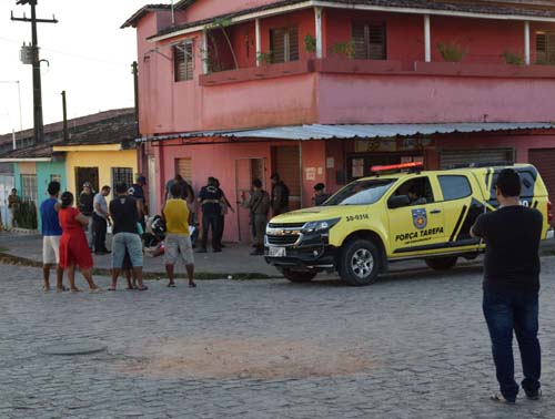 Mulher é esfaqueada até a morte e tem corpo encontrado por familiares; marido é principal suspeito