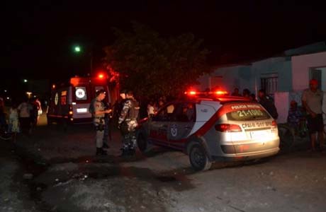 Homem é atingido por disparos de espingarda calibre 12 e pistola na parte alta de Penedo 