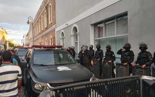 Jovem é assassinado com um tiro na cabeça e outro fica ferido no bairro do Poço