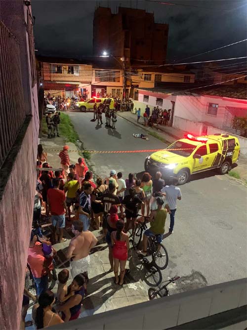 Jovem é surpreendido por motoqueiros e morto a tiros próximo à Praça Santa Tereza