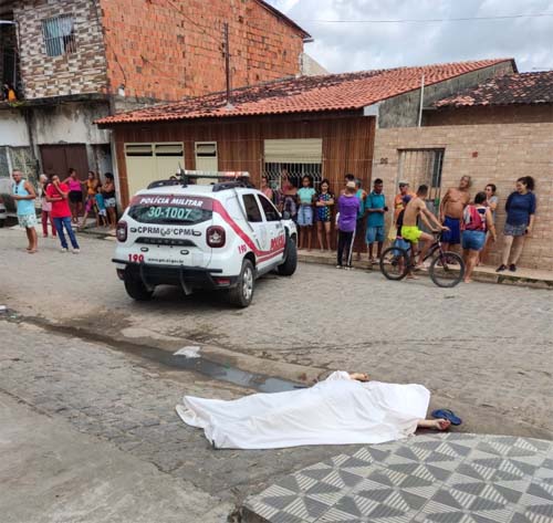 Feirante é assassinado a facadas no meio da rua em Maceió