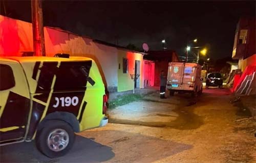 Se identificando como polícia, grupo armado arromba residência e mata mulher na frente do marido