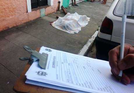 Jovem preso por roubo é executado a tiros em via pública no Centro de São Miguel dos Campos
