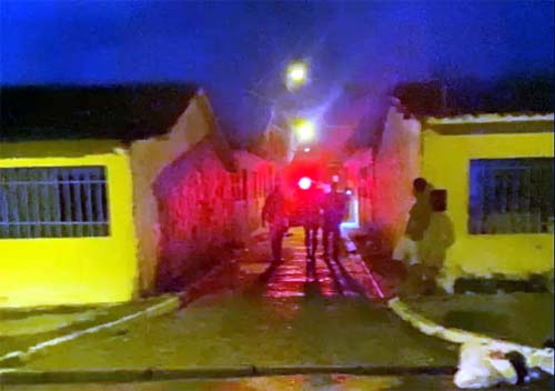 Três jovens são executados a tiros por motociclistas ao lado de mercadinho