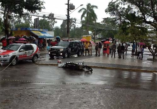 Motoqueiro é assassinado a tiros no Conjunto José Tenório 