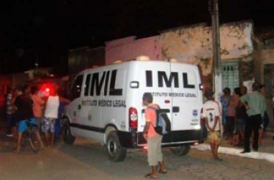 Jovem é assassinado a tiros na porta de casa no interior de Alagoas