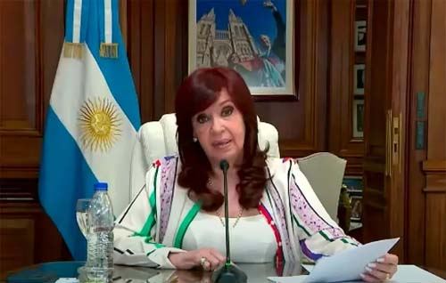 Cristina Kirchner chama tribunal de 'pelotão de fuzilamento' e espera veredicto