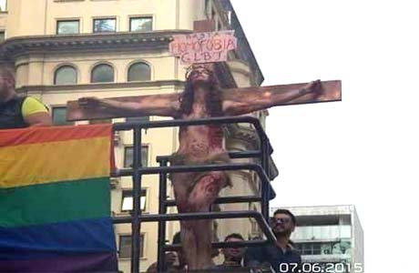 'Representei a dor que sentimos', diz transexual 'crucificada' na Parada Gay