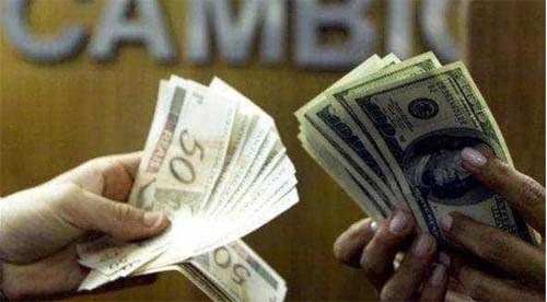 Mesmo fraco no exterior, dólar avança frente a real e fecha a R$ 5,35