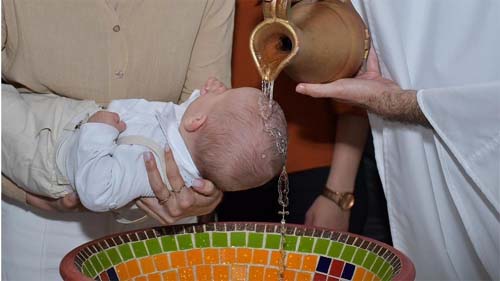 Imagem de Cruz Surge na Água Durante Batismo em Santa Catarina, Encantando Devotos