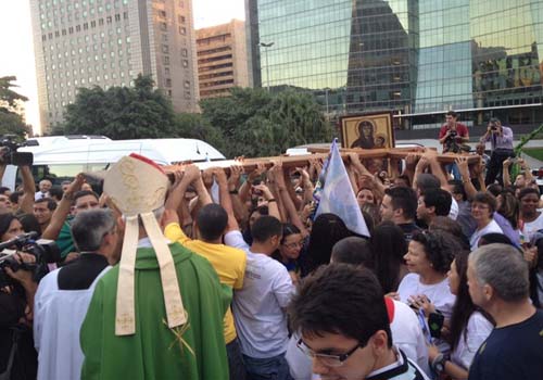 Cruz Peregrina é recebida com festa na Catedral de São Sebastião, no Rio.