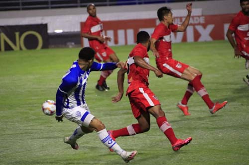 Com dois gols no primeiro tempo, CRB vence CSA, entra no G4 e deixa rival perto do Z4