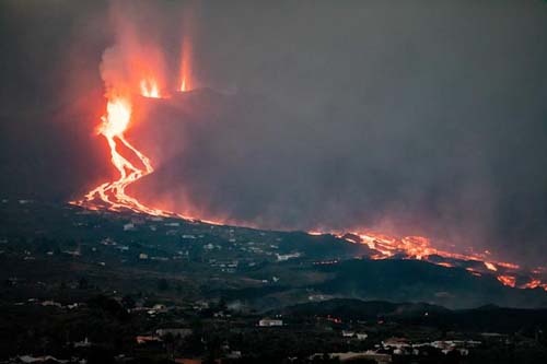 Vulcão nas Ilhas Canárias: Cumbre Vieja expele blocos de lava do tamanho de edifício com três andares