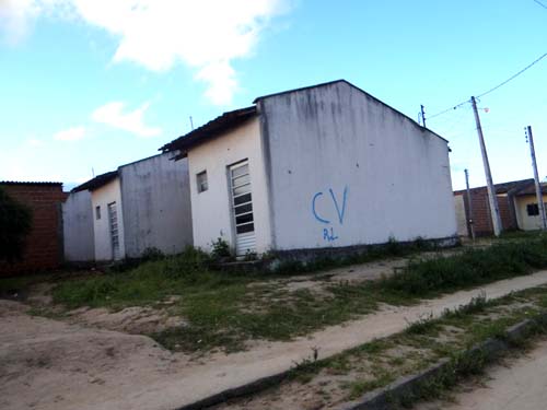 Pichações do PCC em residências abandonadas em 2 bairros anuncia avanço do tráfico em União dos Palmares