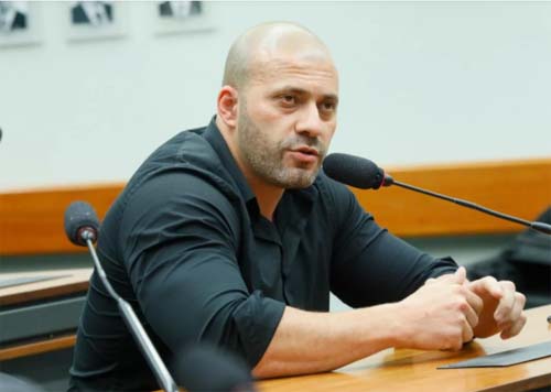 PF encontra dois celulares na cela de Daniel Silveira e abrirá investigação