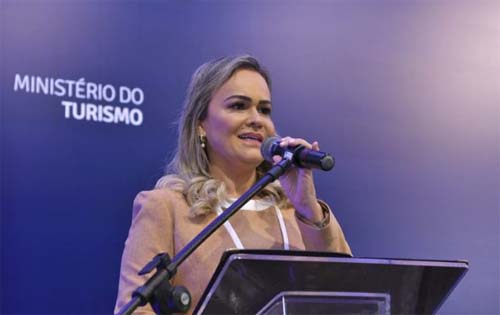 Ministra repassou R$ 364 mil a ex-beneficiária de auxílio