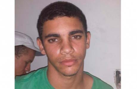 Dupla suspeita de participação em crimes é presa com arma em Messias 