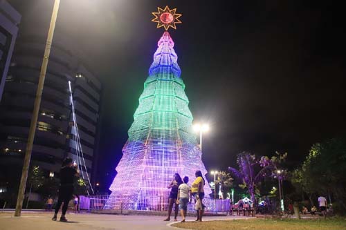 Luzes de Natal encantam moradores e turistas na orla da capital alagoana