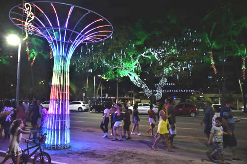 Iluminação natalina na orla encanta moradores e turistas