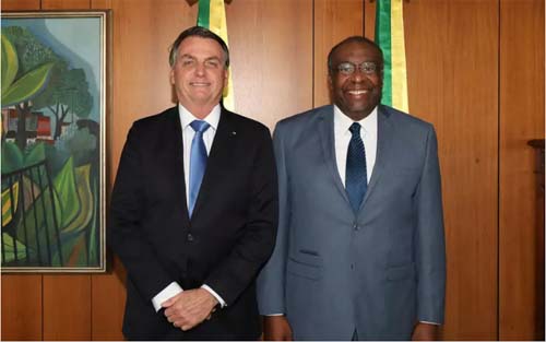 Após conversa, Bolsonaro decide manter Decotelli no MEC