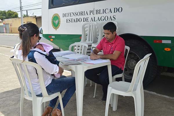 Defensoria orienta população sobre divórcio e pensão alimentícia, no Centro de Maceió