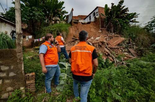 Defesa Civil orienta moradores das áreas de risco da capital