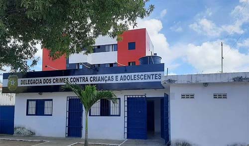 Polícia investiga suposto abuso sexual contra criança de 2 anos; padrasto vai à delegacia se defender