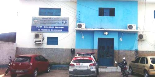 Homem sobe em telhado, cai dentro de residência e agride mãe e filha em Palmeira