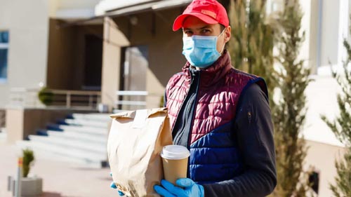 É possível apanhar Covid-19 através da entrega de comida em casa?