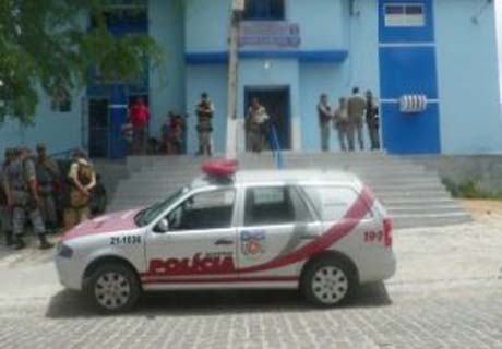 Acusado de abusar das filhas, homem é estuprado e espancado na delegacia de Delmiro Gouveia