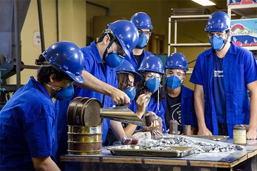 PC investiga acidente com adolescente que sofreu choque elétrico ao embarcar em ônibus escolar