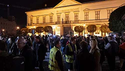 Manifestantes celebram demissão da presidente da Hungria