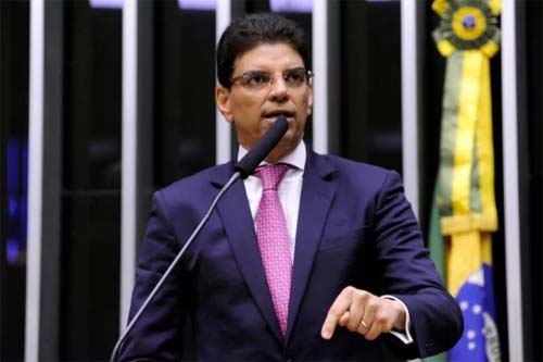 Arcabouço fiscal: relator inclui travas para reajuste de servidor e novos concursos